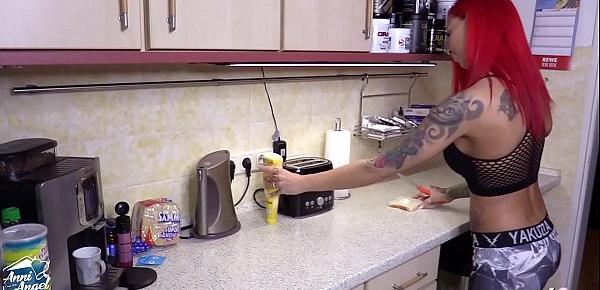 Rothaariges Fitness Model in Leggings von Nachbarn in Küche gefickt - German Teen